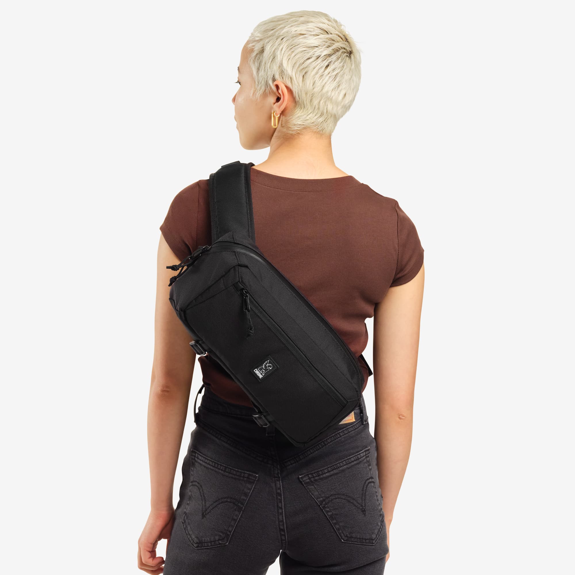 Mini Kadet Sling 5L in black worn by a woman #color_black